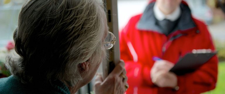 A Sant’Anastasia, stanno girando persone che bussano alle porte con la “scusa” delle mascherine. Non apriteli!